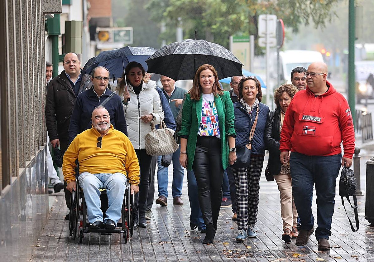 Carmen Victoria Campos, con militantes que le acompañan en su proyecto