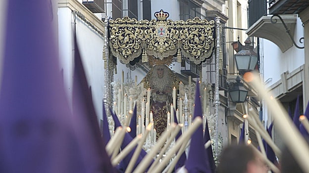La Virgen de la Trinidad, en su primer paso de palio