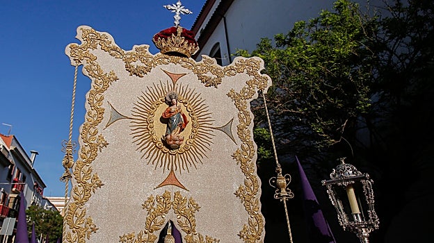 Simpecado de la hermandad de la Santa Faz