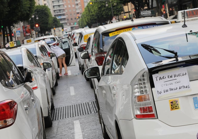 Huelga de taxis en Valencia: convocan  paros en días clave de la campaña de Navidad