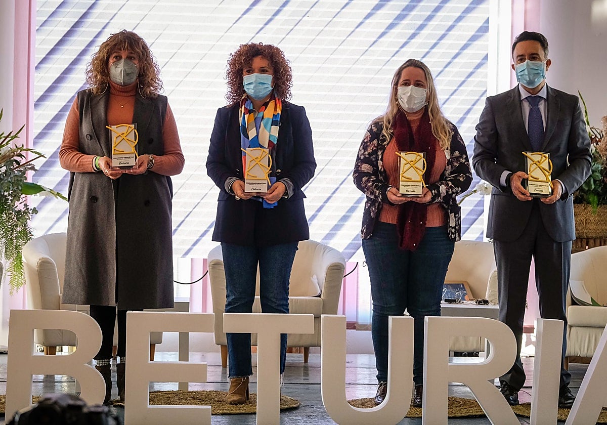 De izquierda a derecha, la regidora de Villanueva de los Castillejos, Dolores Ruiz, que preside EDIA; la presidenta de la Diputación de Huelva, María Eugenia Limón, y la alcaldesa de El Almendro, María Alonso Mora, en unas jornadas con el el presidente de la Agencia Andaluza de la Energía, Juan Manuel Muñoz