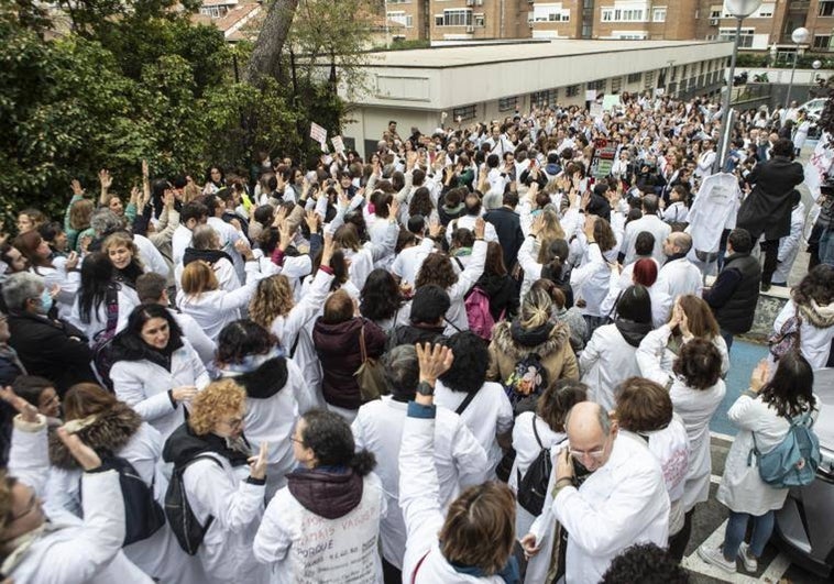 Médicos madrileños y Gobierno regional se acercan, pero no se suspenden los paros