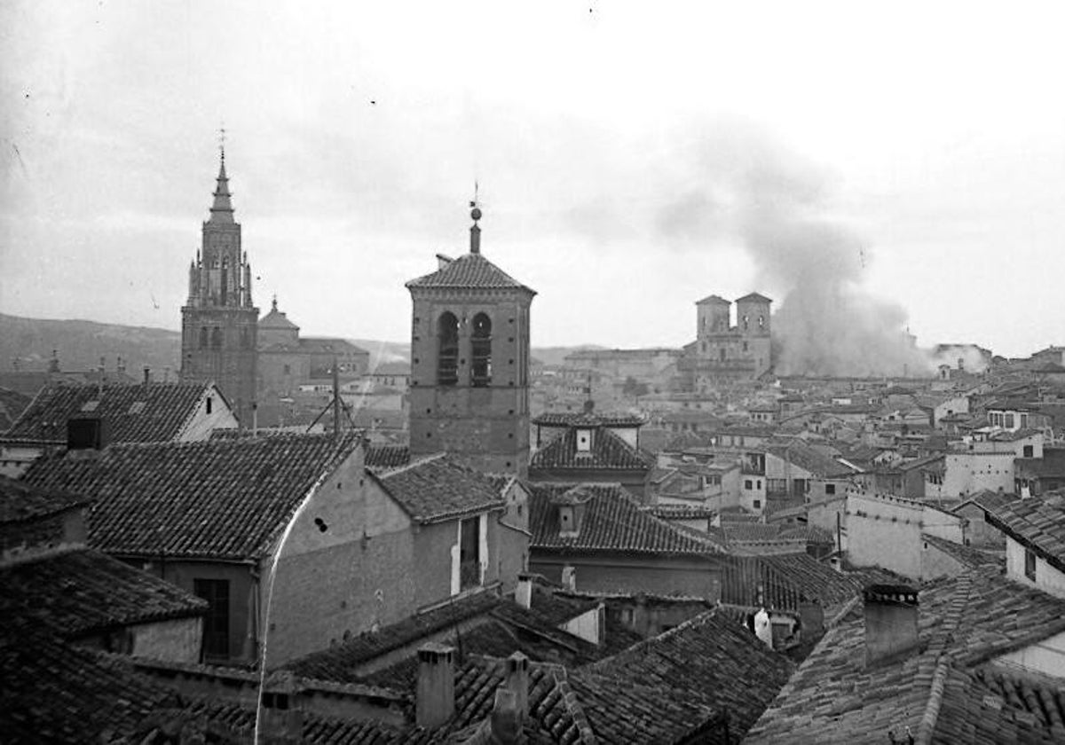 ncendio del Gobierno Civil, la Delegación Hacienda y del templo de los jesuitas. Foto de Pedro Román publicada en 'La Hormiga de Oro' (19/2/1921)