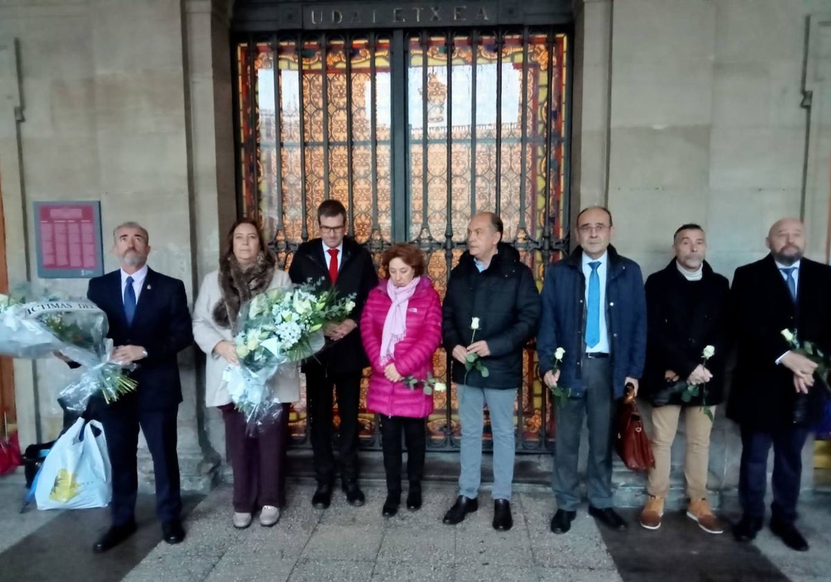 Miembros de la AVT junto al alcalde de Vitoria en la ofrenda florar de este miércoles por las víctimas de ETA