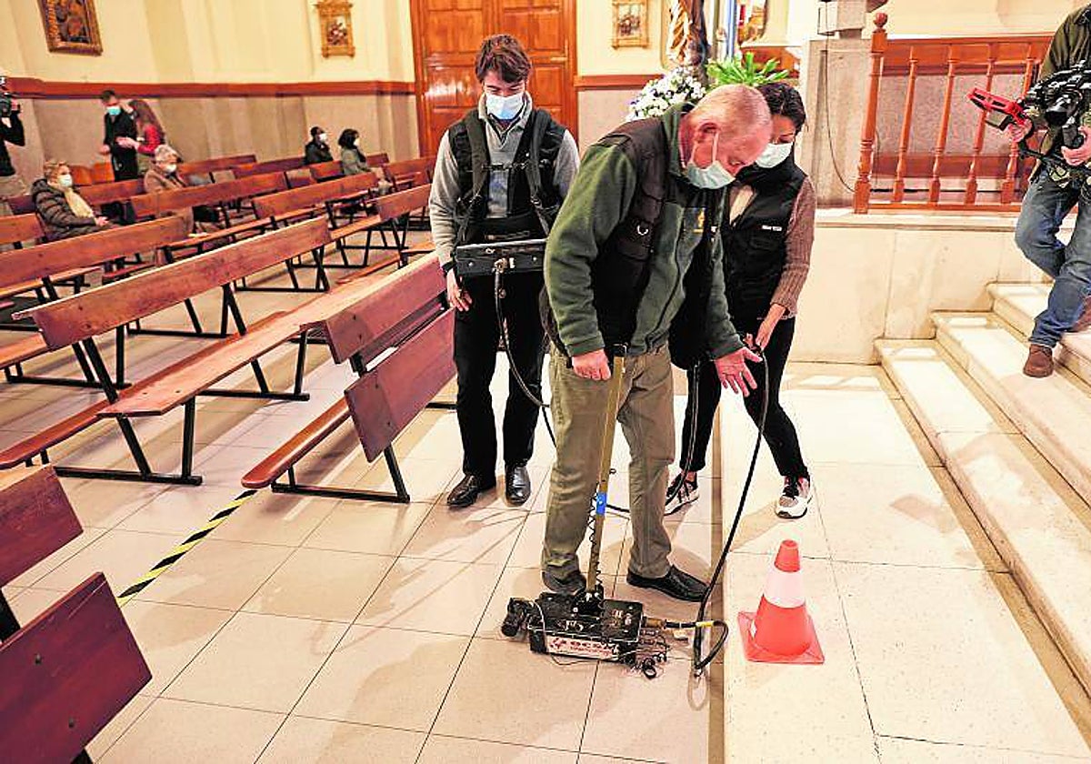 Técnicos pasando el georradar por la iglesia de los Dolores, en 2020
