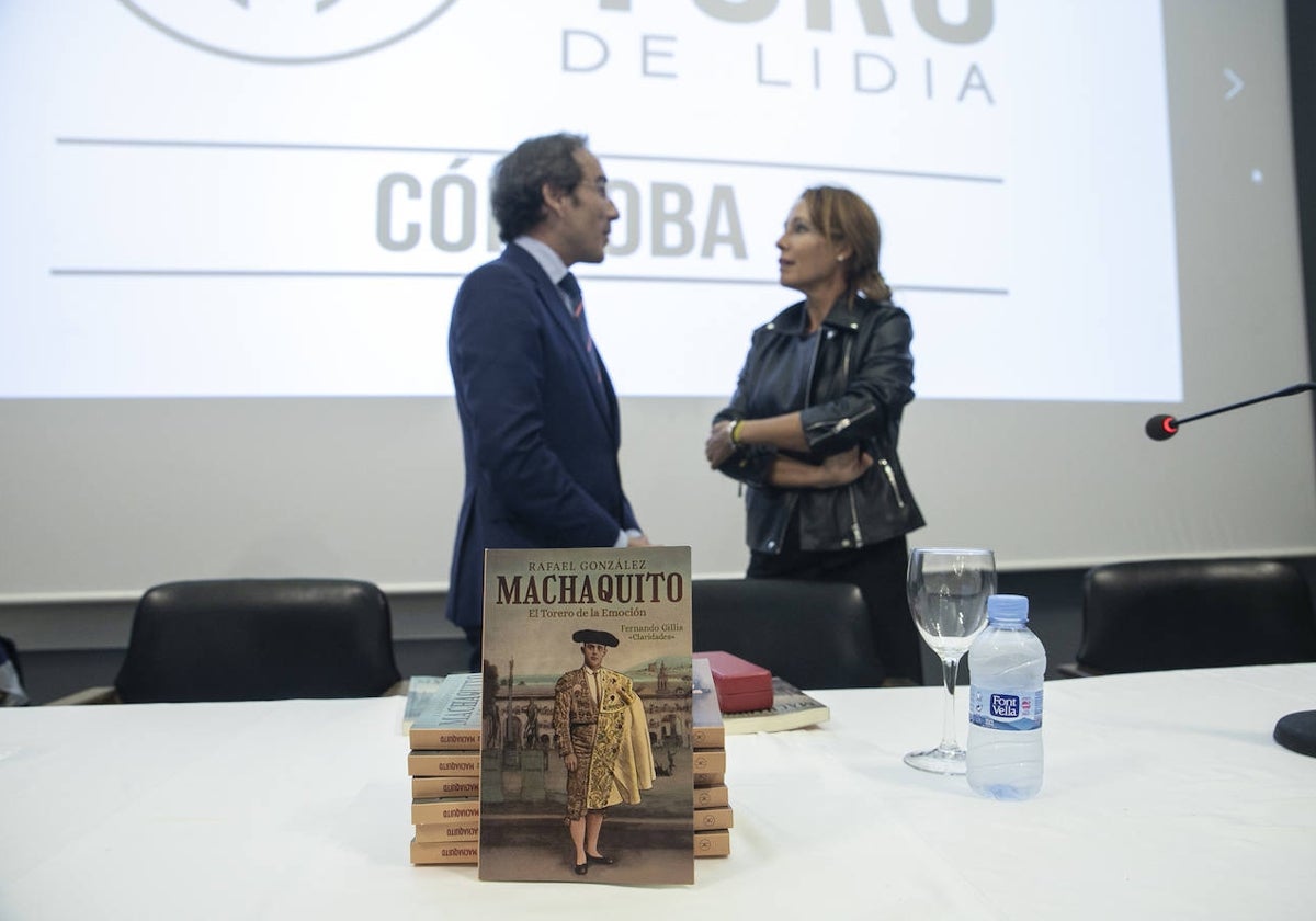 Un ejemplar de la biografía, en el acto de presentación de la biografía