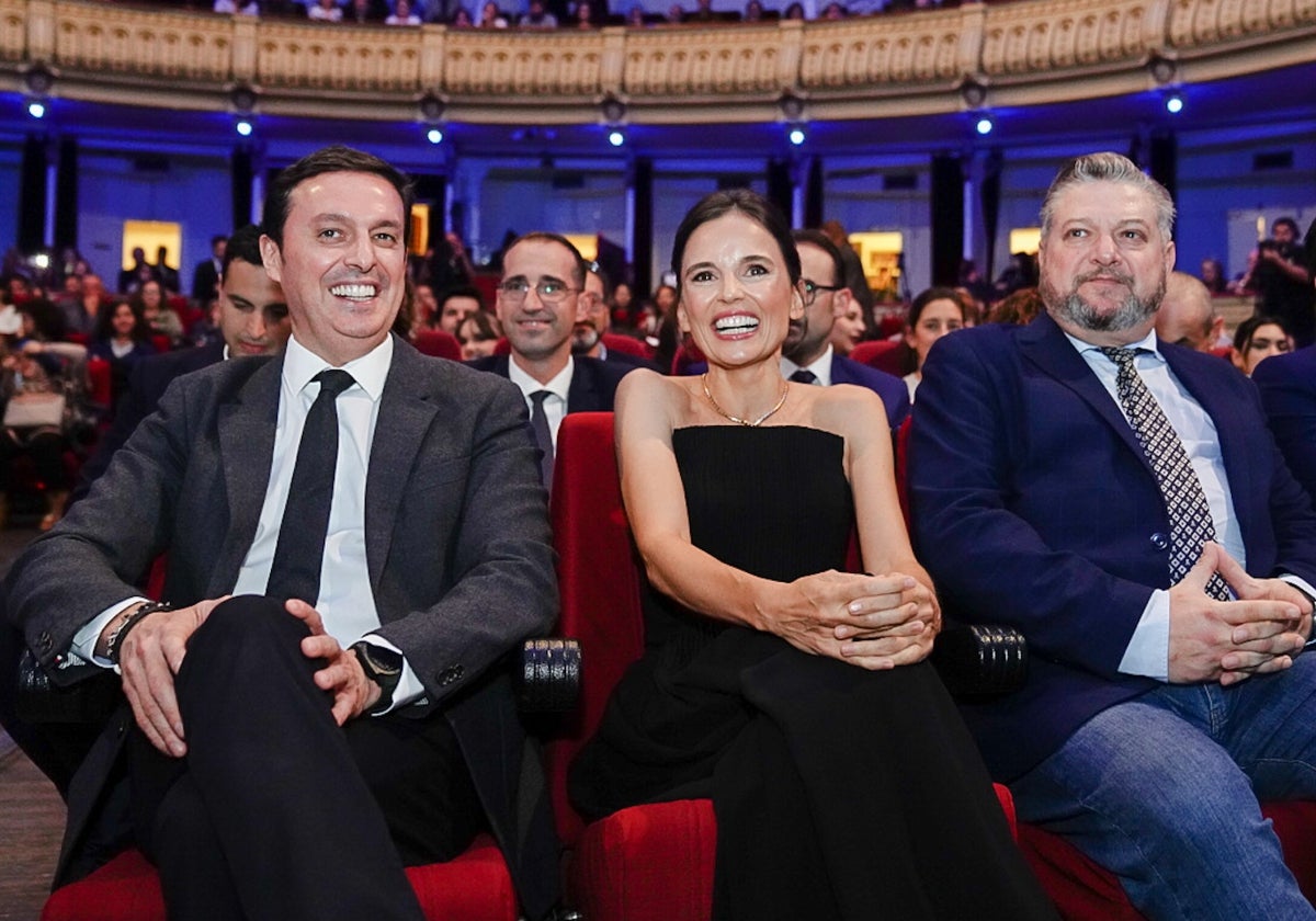 Elena Anaya, en el centro, junto al presidente de Diputación y el concejal de Cultura de Almería.