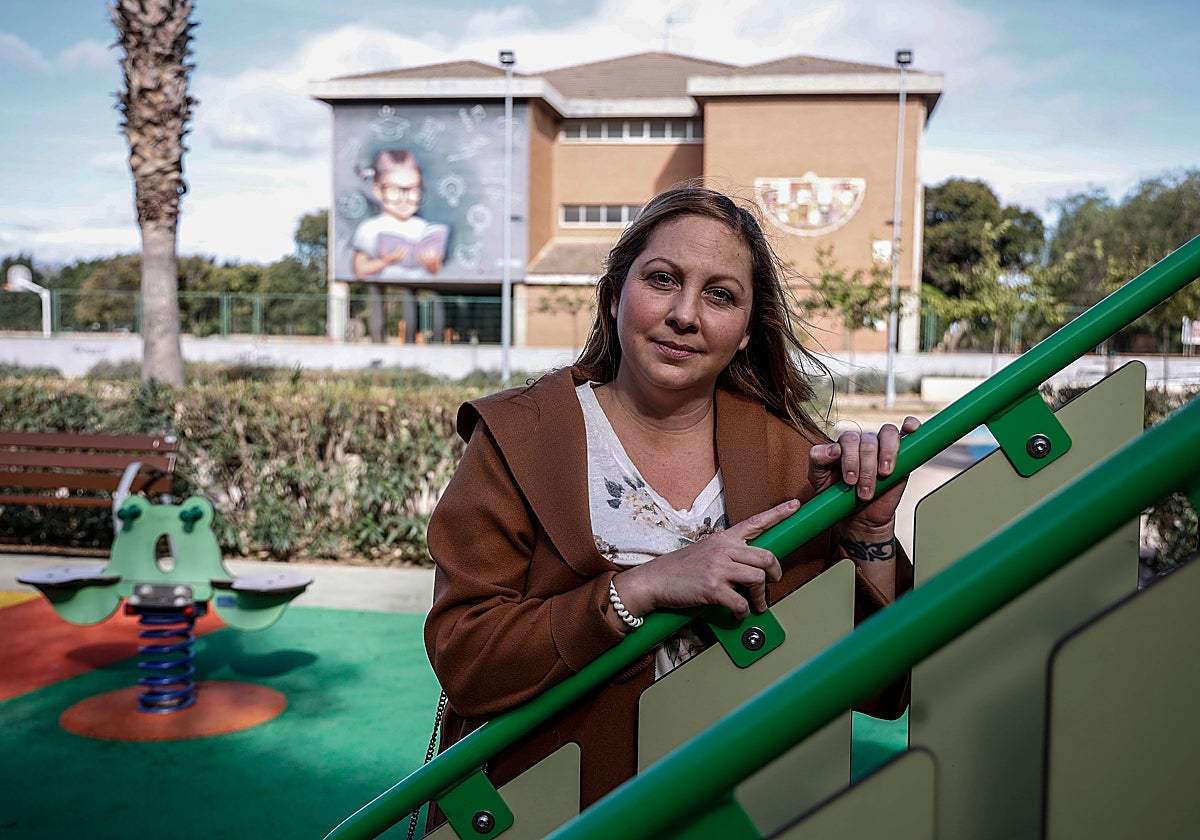 Esther Sánchez, junto al centro escolar de sus hijos en Benetússer (Valencia).
