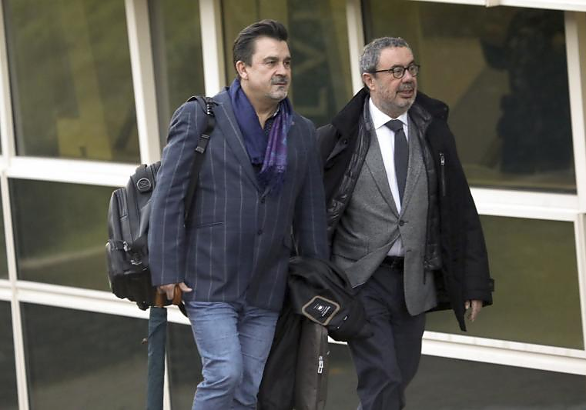 Carlos Cañas, presidente del Comité General de Empresa, con el abogado de Garzón