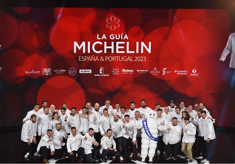 Foto de familia de todos los galardonados en la gala Michelin celebrada en Toledo