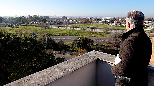 Un hombre mira a parte del solar de Miralbaida donde el Ayuntamiento quiere hacer un parque