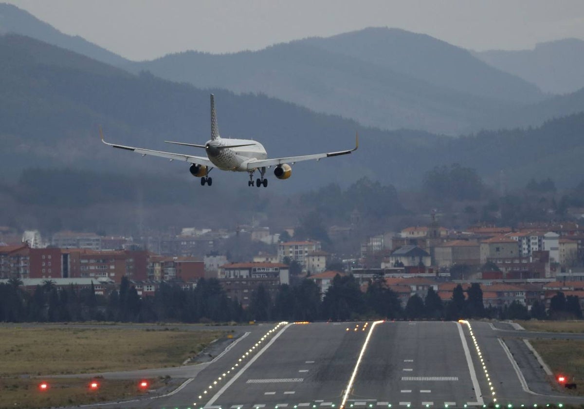 Un avión de Vueling aterriza en el aeropuerto de Bilbao
