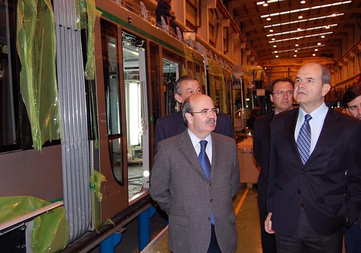 Manuel Chaves y Gaspar Zarrías en la visita a una filial de la factoría de Santana Motor en Linares en 2008