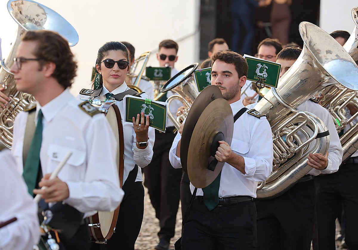 Músicos de la banda de la Esperanza, durante la procesión de la Divina Pastora de Capuchinos, en septiembre