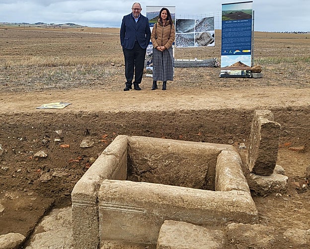 El rector de la UCO y la alcaldesa de Fuente Obejuna, junto a la fuente hallada