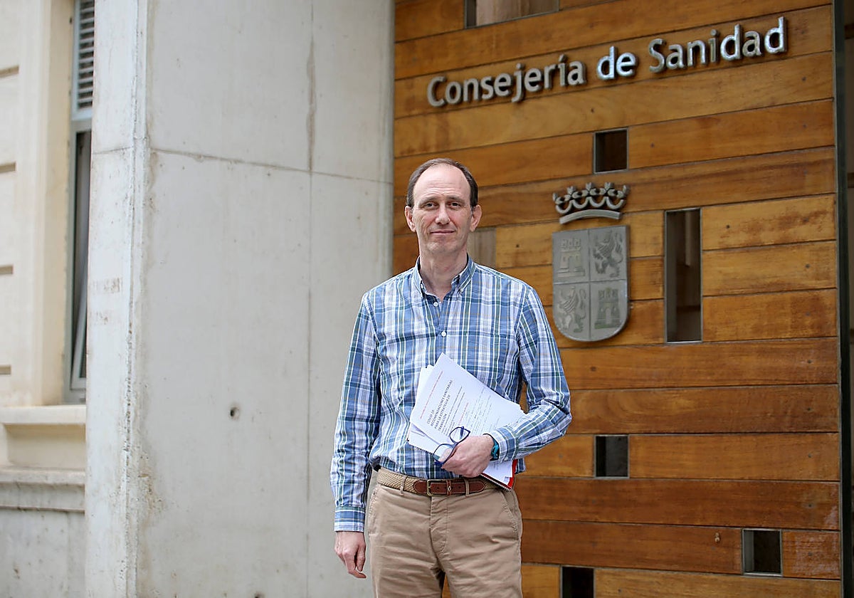 Ignacio Rosell, frente a la sede de la Consejería de Sanidad, cuando fue nombrado secretario del Comité de Expertos frente al Covid