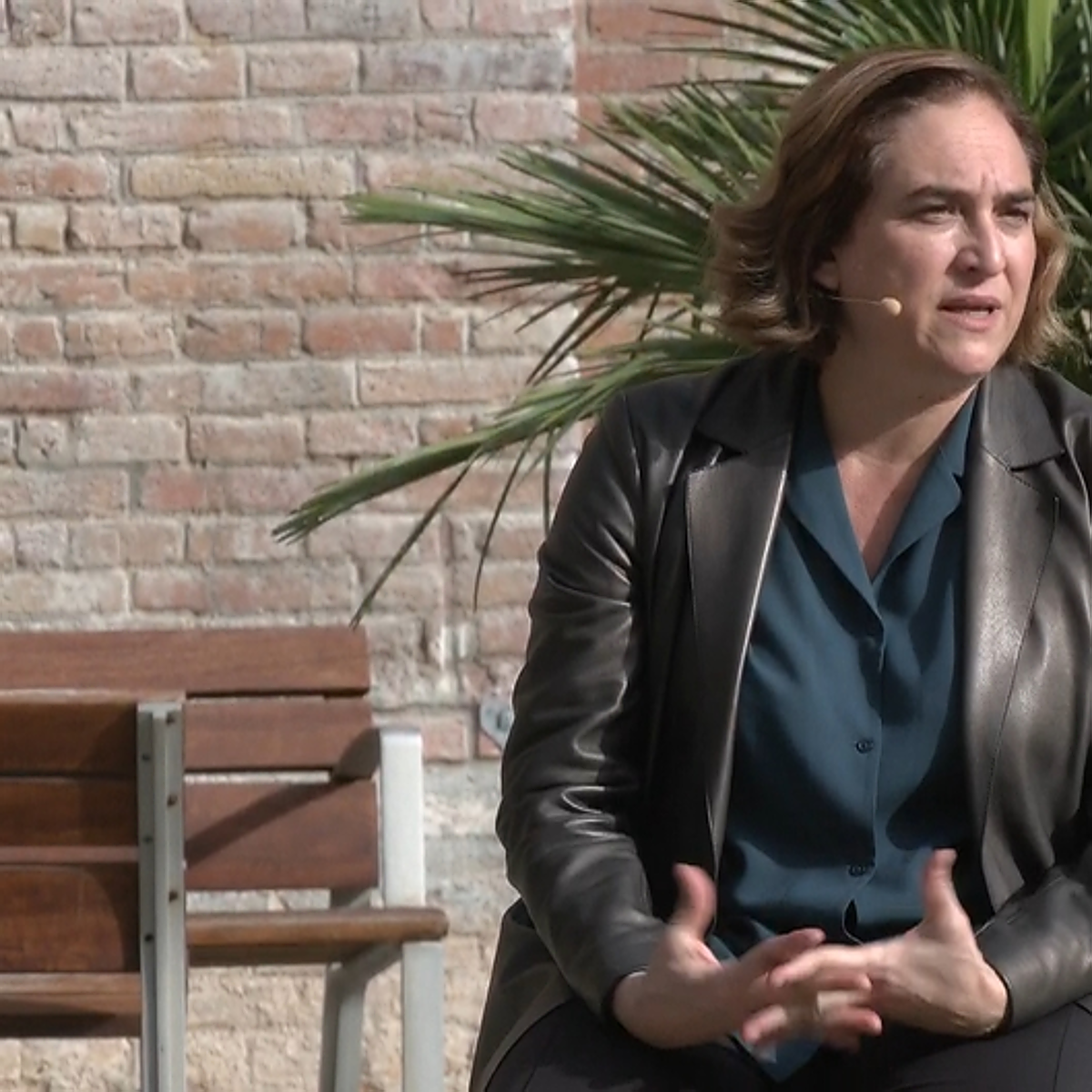 Colau abronca a una estudiante de Periodismo, que acaba llorando: «Visto como me da la gana»