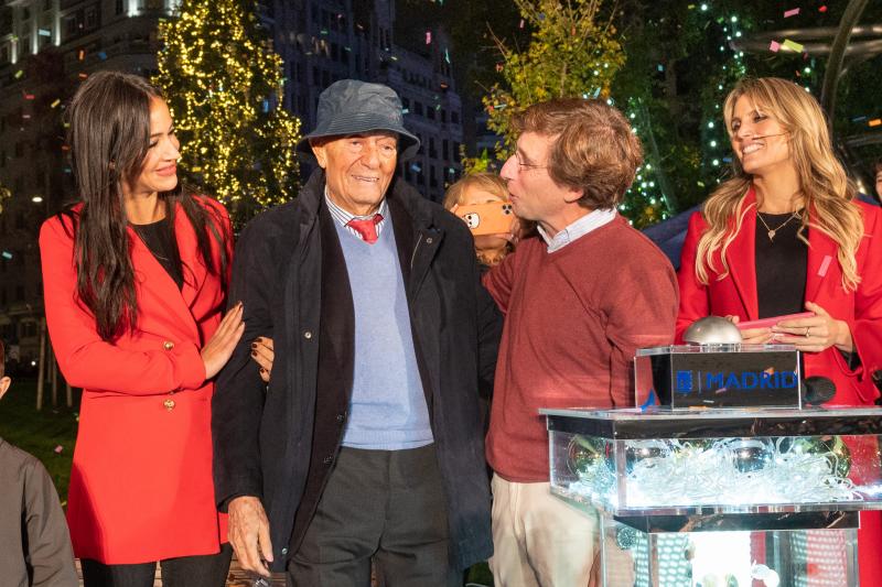  Lucio Blázquez, propietario del restaurante Casa Lucio, ha pulsado este jueves el botón que ha encendido los once millones de bombillas led que componen las luces de Navidad de la ciudad de Madrid. Le acompañaban el alcalde, José Luis Martínez-Almeida, y la vicealcaldesa, Begoña Villacís