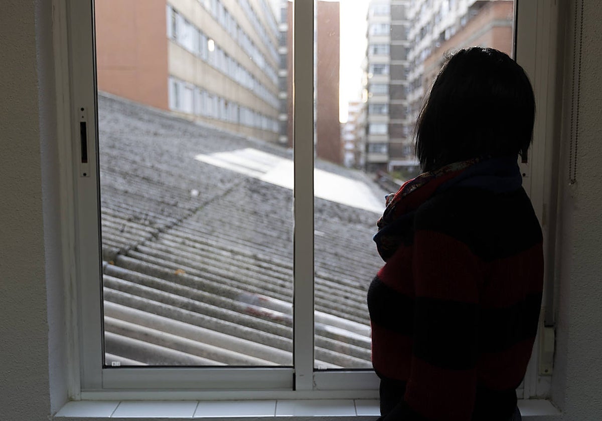 Una mujer alojada en un piso de acogida para maltratadas