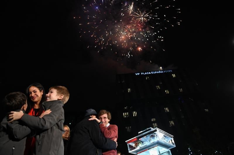El alcalde de Madrid, José Luis Martínez-Almeida, y la vicealcaldesa, Begoña Villacís, en el acto de encendido del alumbrado de Navidad en la Plaza de España