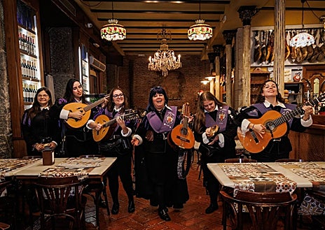 Imagen secundaria 1 - Momentos y cantes por la parte antigua de la capital