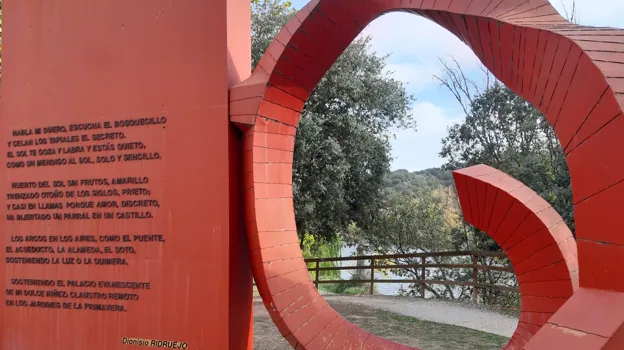 Monumento que tiene a las orillas del Duero en Soria