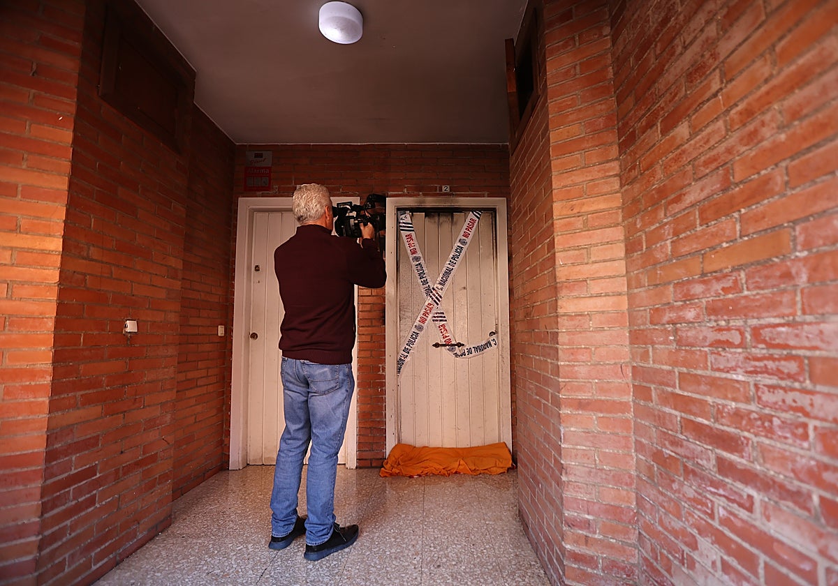 Puerta de acceso a la vivienda en la que el viernes murieron dos personas