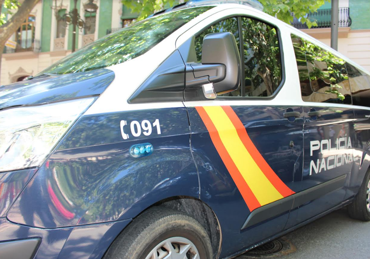 Un policía fuera de servicio detiene a un joven mientras robaba dentro de una furgoneta en Valencia