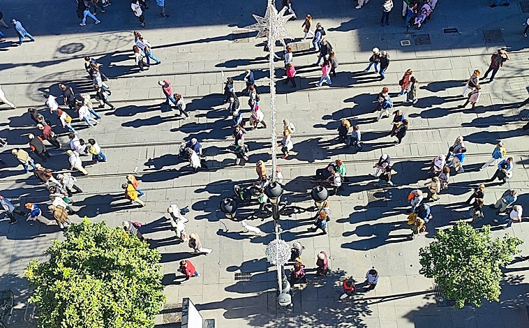 Imagen principal - La Marea Blanca contra la política sanitaria de la Junta solo moviliza a 4.000 personas en Sevilla