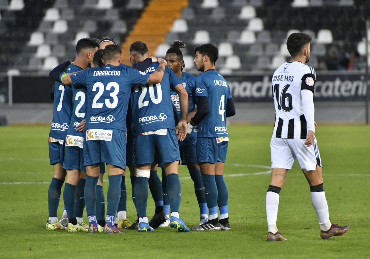 Los jugadores del Córdoba CF celebran uno de los goles de la victoria ante el CD Badajoz