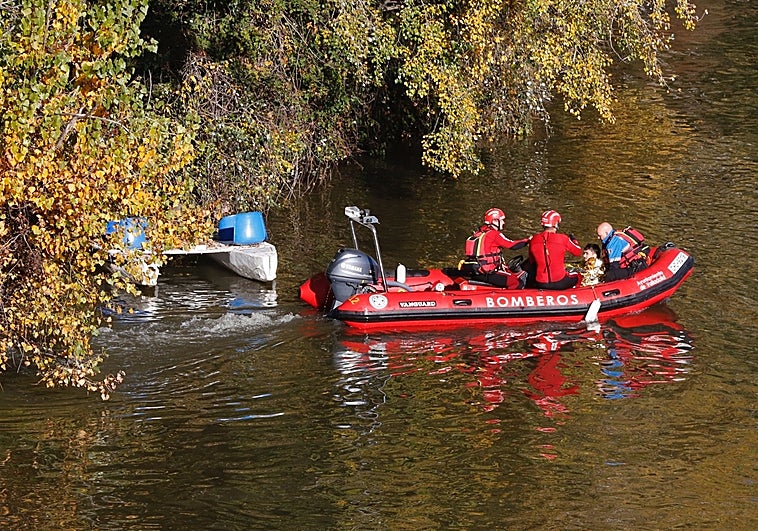 Bomberos de Valladolid rescatan a un hombre que se había tirado al río para huir de la policía