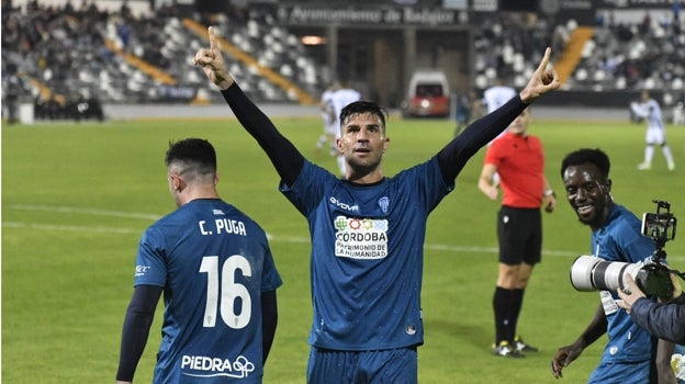 Willy celebra el 2-4 con la afición del Córdoba CF