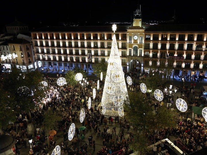 Toledo da la bienvenida a Navidad con el encendido del alumbrado