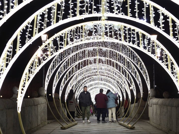 Toledo da la bienvenida a Navidad con el encendido del alumbrado