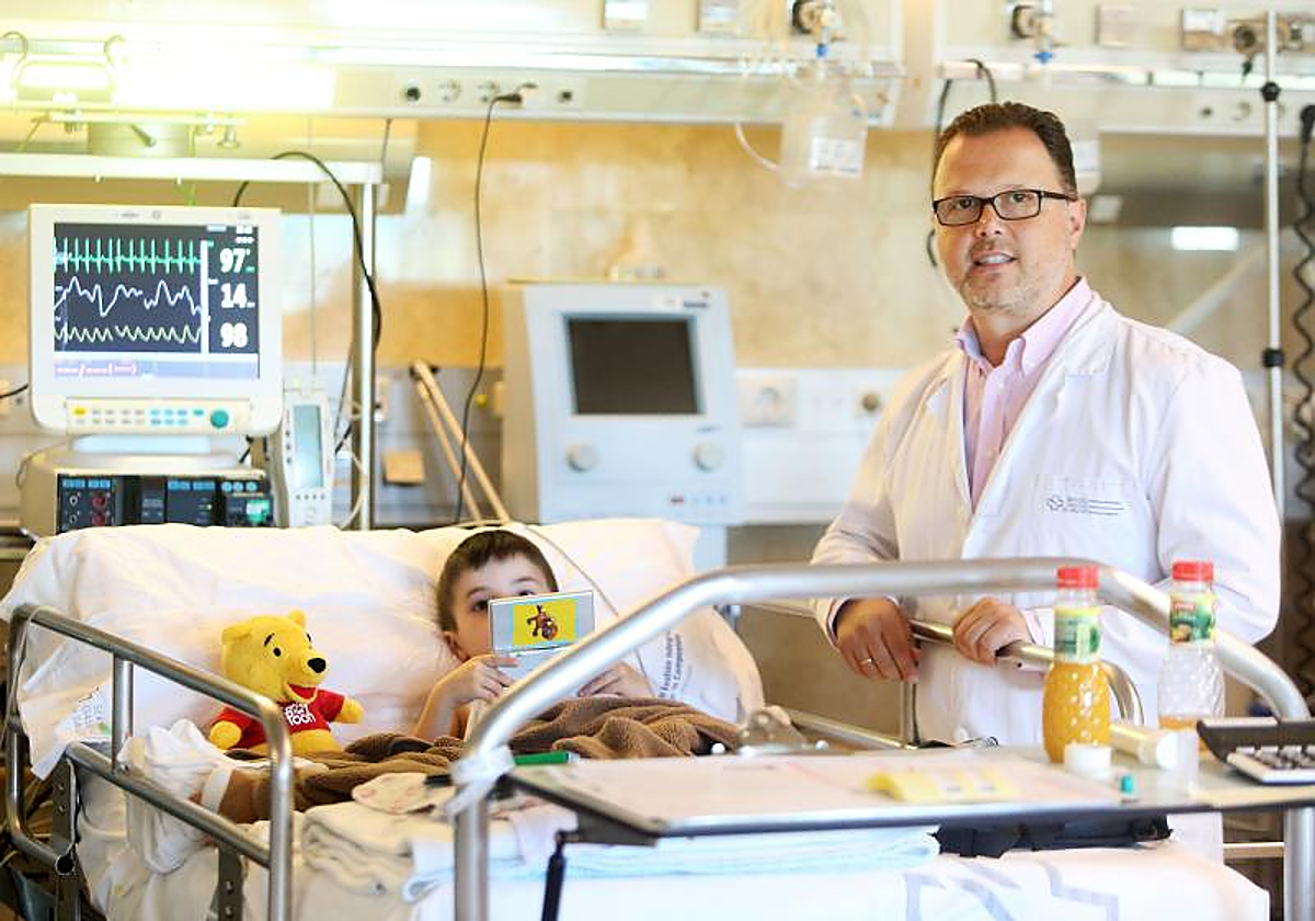 Federico Martinón, con un paciente. Imagen de archivo