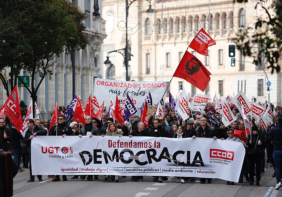 Los líderes sindicales de UGT y CCOO Castilla y León sostienen con otros representantes la pancarta de la cabeza de la manifestación en Valladolid