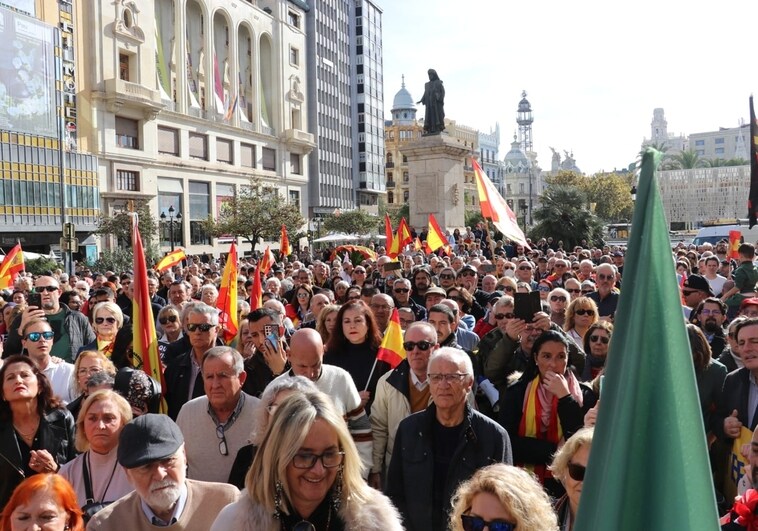 Un millar de personas se manifiestan con Vox en Valencia al grito de «¡Sánchez dimisión!» y «¡Viva España!»