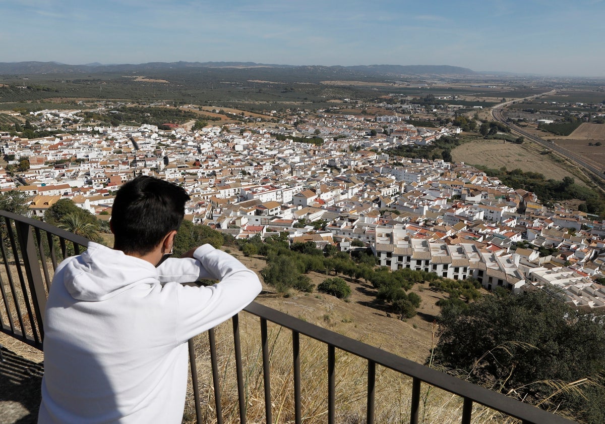 Un vecino de Almodóvar del Río mira al municipio desde una loma