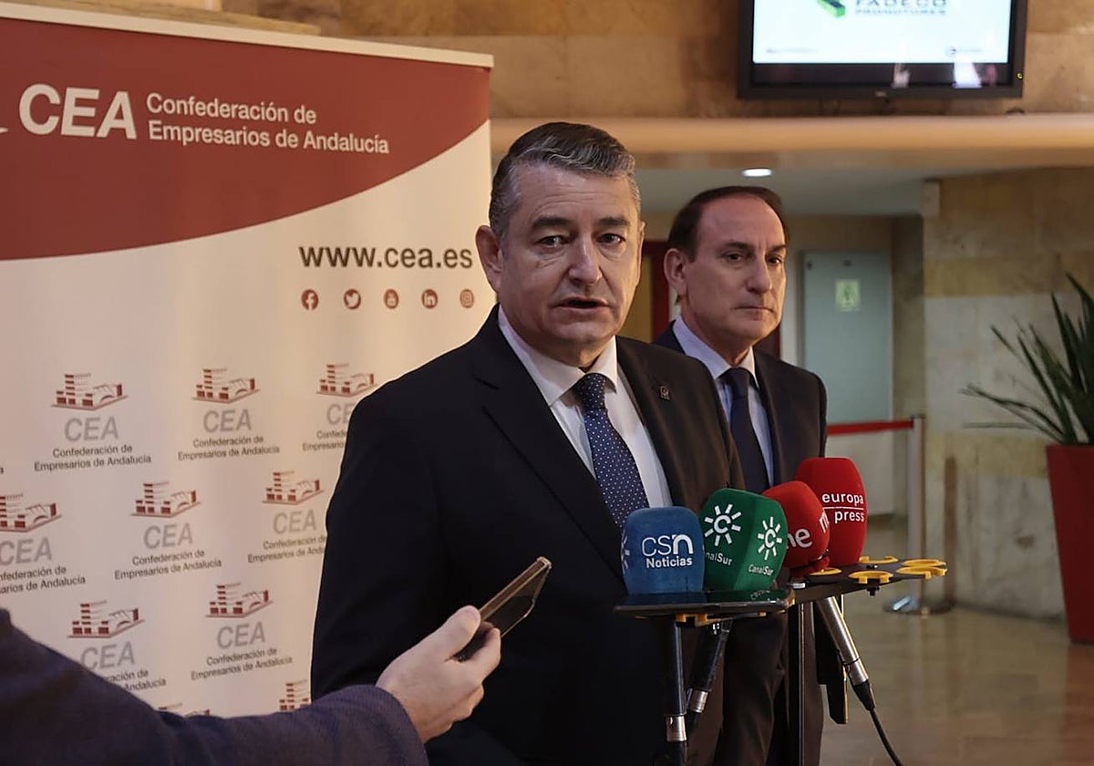 Sanz y González de Lara, este lunes en la sede de la CEA / Sanz anuncia el «recurso de inconstitucionalidad» contra el «impuestazo» a grandes fortunas