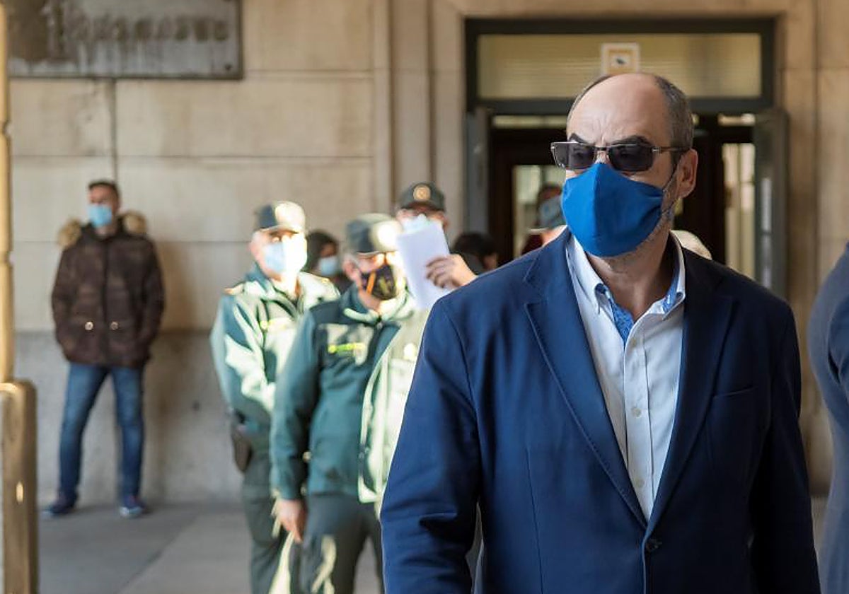 El exdirector general de Trabajo Juan Márquez a la llegada a la Audiencia de Sevilla, quien dio la ayuda