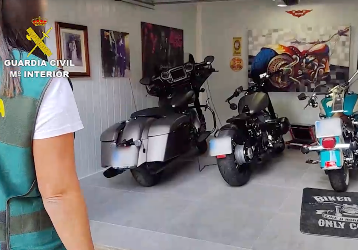 Motos en uno de los garajes