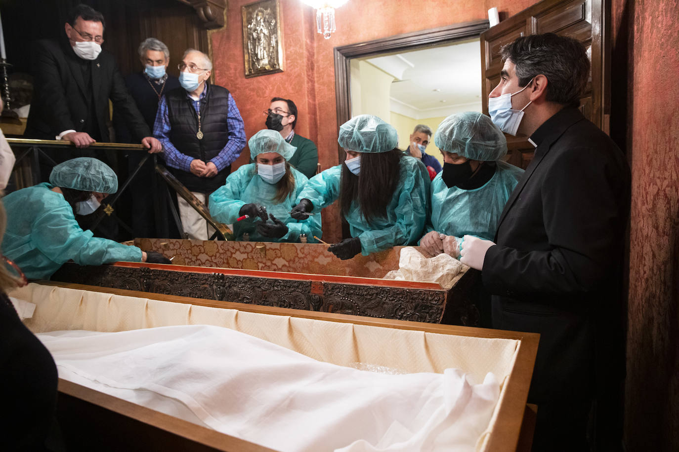 El delegado episcopal de Causas de los Santos de Madrid, Alberto Fernández, y las investigadoras, durante los trabajos