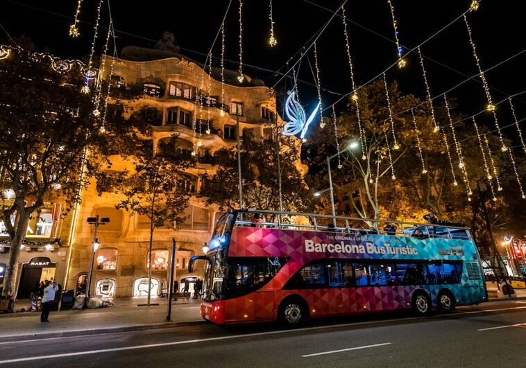 Vuelve el bus turístico para visitar las calles iluminadas de Barcelona por Navidades