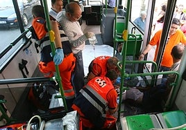 Accidente en Córdoba | Dos heridas tras un frenazo brusco de un bus de Aucorsa por culpa de un coche que se fugó