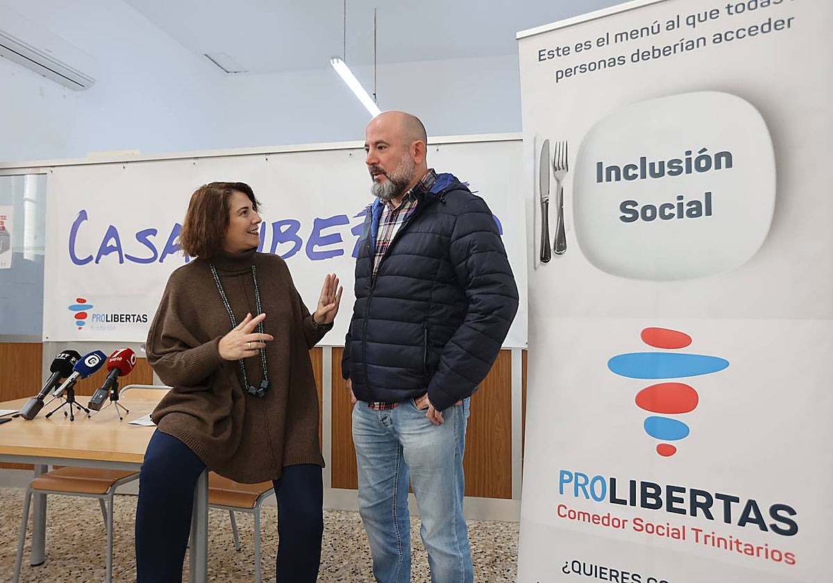 Eva Contador, teniente de alcalde de Servicios Sociales del Ayuntamiento de Córdoba, conversa con Eduardo García en la sede de Prolibertas en la mañana de este martes