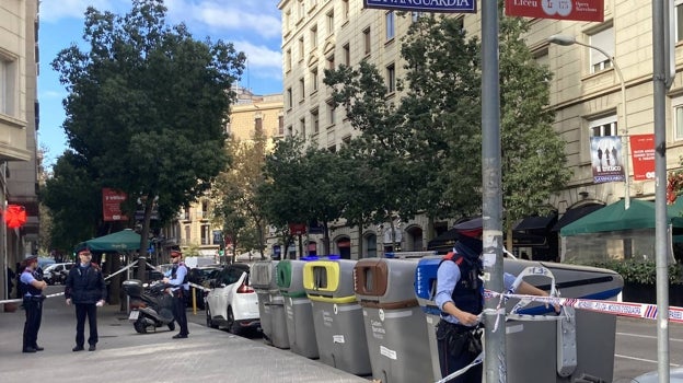 Varios mossos custodian el contenedor donde se ha localizado el cadáver