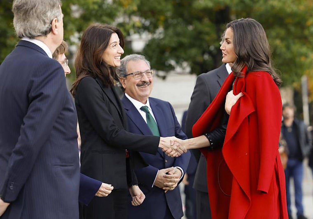 La Reina Letizia saludo a la ministra de Justicia, Pilar Llop