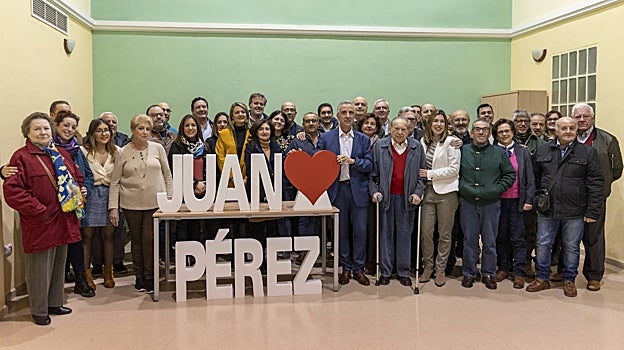 Juan Pérez, con militantes socialistas