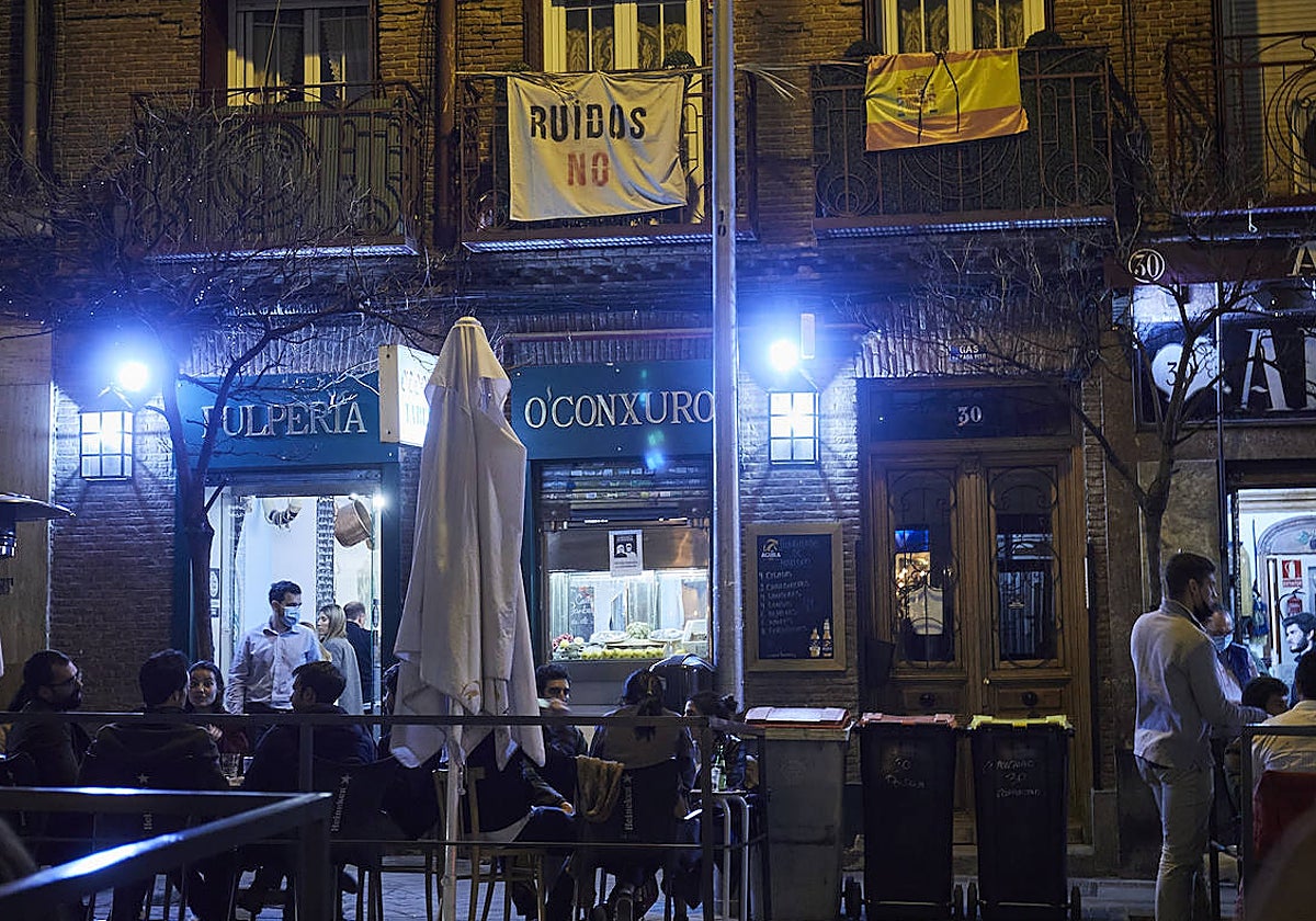 Varias terrazas junto a edificios de vecinos en Ponzano
