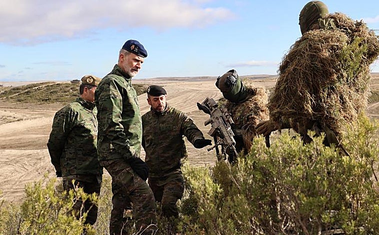 Imagen principal - Felipe VI asiste al ejercicio de evaluación que está desarrollando en el Centro Nacional de Adiestramiento ‘San Gregorio’ el personal de la XII rotación de la operación ‘Enhanced Force Presence’ (eFP) que próximamente desplegará en Letonia.